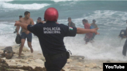 Balseros cubanos llegando a Isla Mujeres.