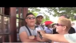 Cubanos esperan la llegada del crucero Adonia en el puerto de La Habana Cubanos esperan la llegada del crucero Adonia en el puerto de La Habana