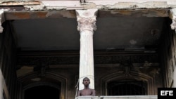 Un joven escucha música usando un reproductor mp3 en el balcón de su casa en La Habana, Cuba.