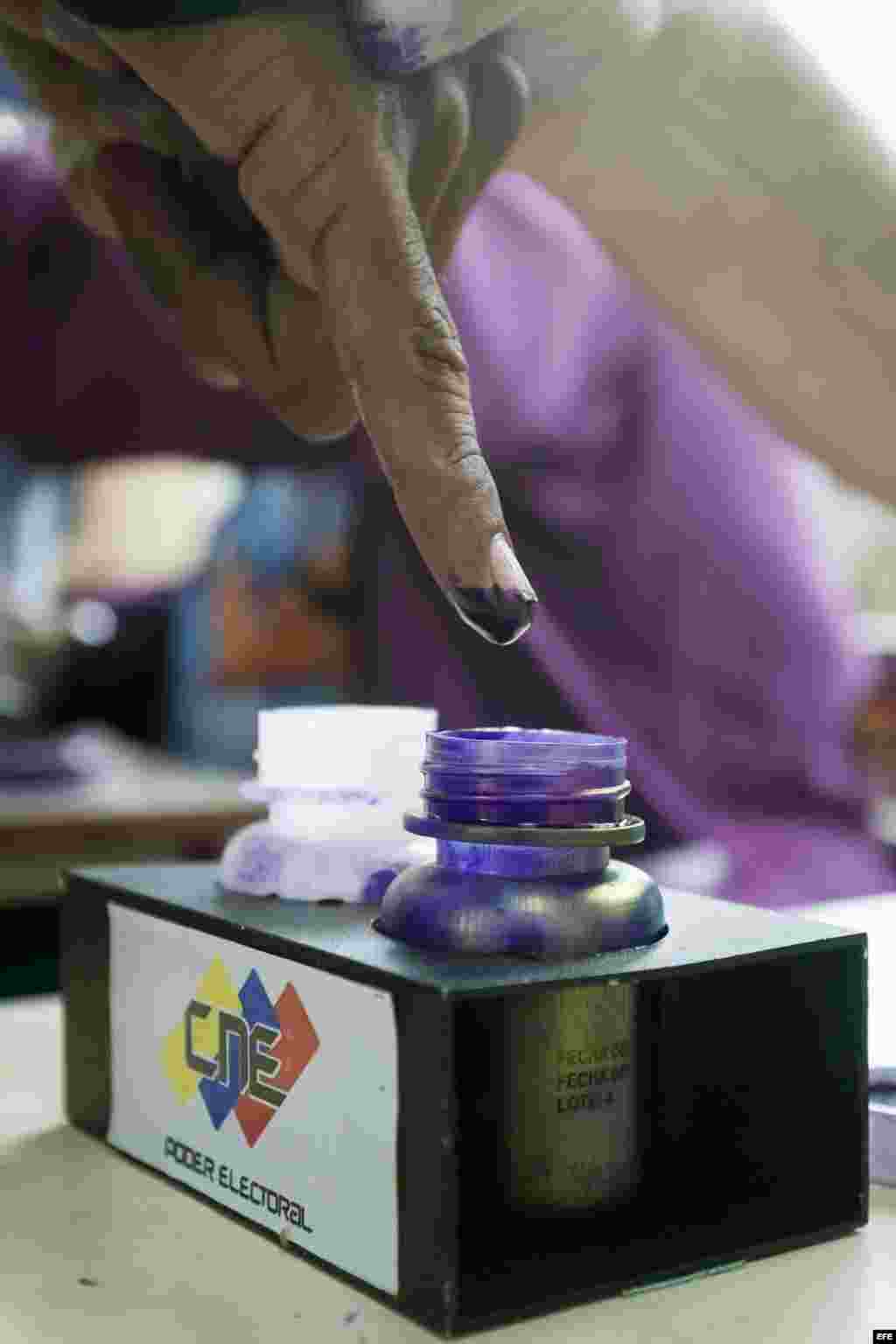 Detalle de una mano siendo marcada tras ejercer el voto hoy 6 de diciembre del 2015 en la ciudad de Caracas.