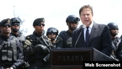 El presidente de Panamá Juan Carlos Varela anuncia el cierre de la frontera sur al paso de los cubanos y otros inmigrantes indocumentados.