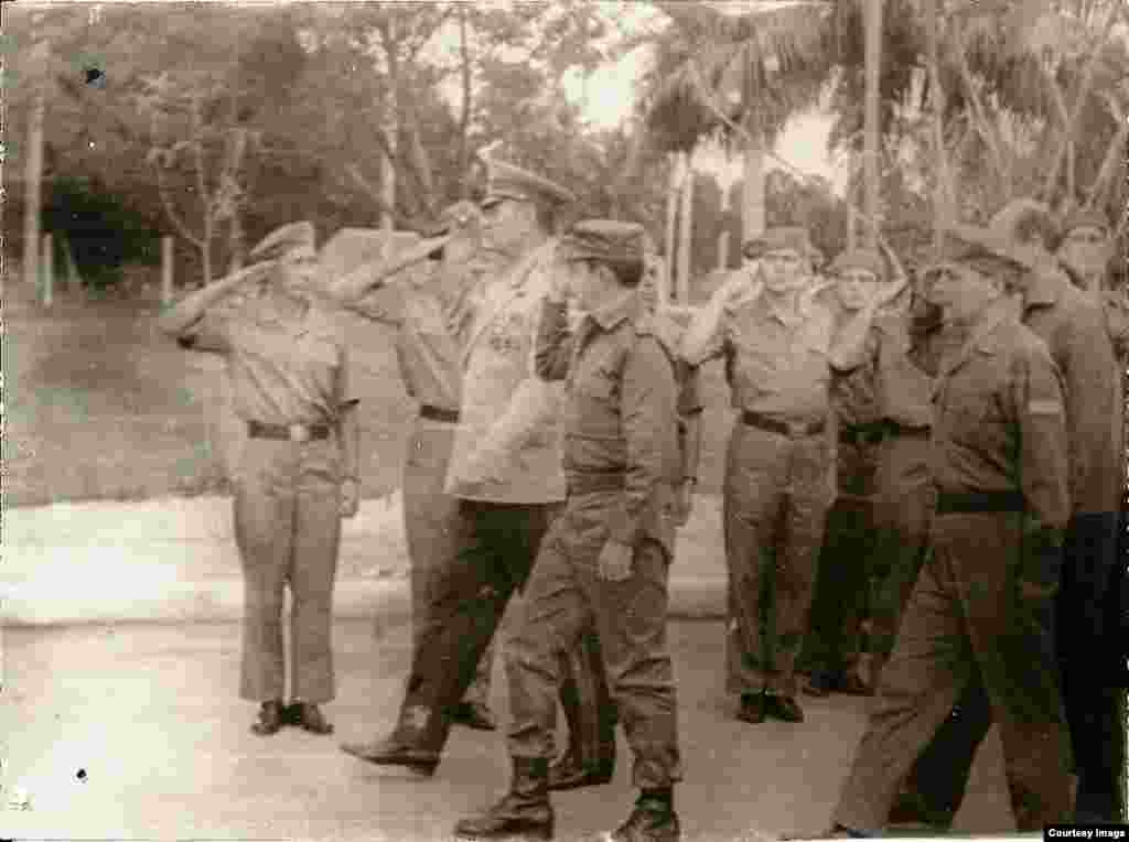 Revista militar a las tropas soviéticas con el Mariscal Grechko.