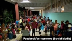 Evacuados por el huracán Melissa en las instalaciones de la Universidad de Guantánamo.
