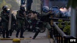 Un agente se enfrenta con manifestantes hoy, miércoles 19 de abril de 2017, en Caracas (Venezuela).