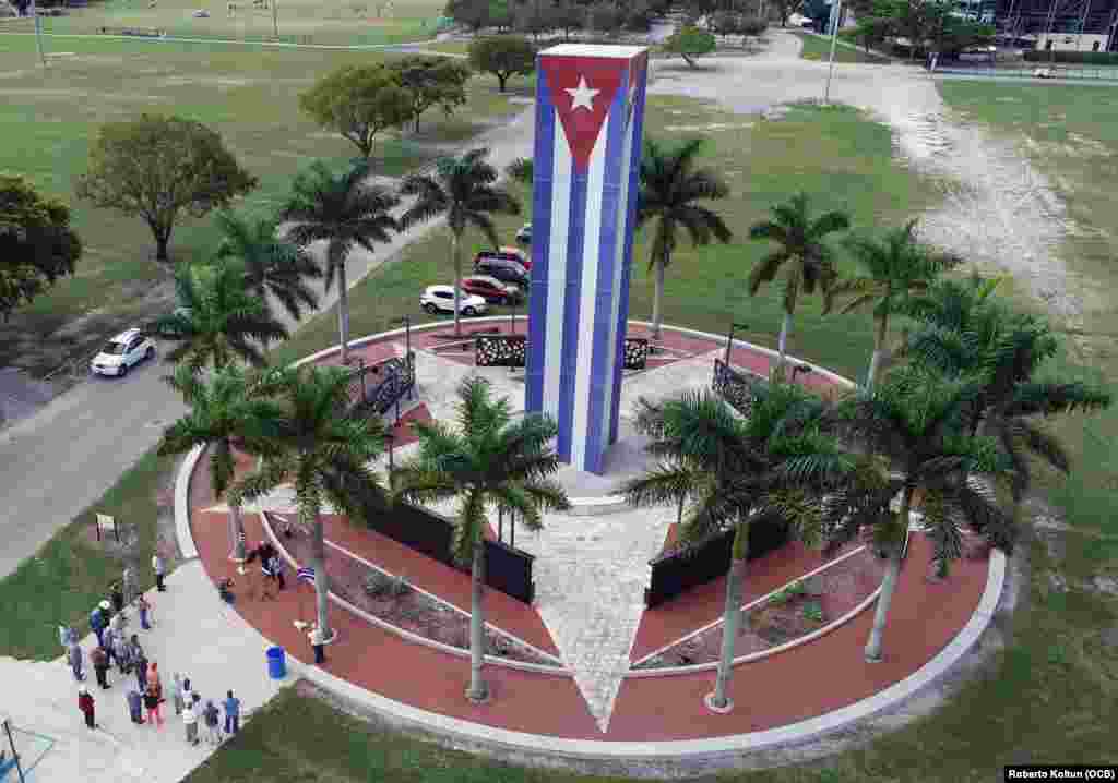Vista del monumento permanente del “Memorial Cubano” en la Universidad Internacional de la Florida.