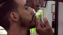 Hombre en barberia Hombre en barberia