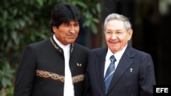 Evo Morales (i), saluda a Raúl Castro (d) en el segundo día de la Cumbre del G77 y China.