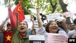 Manifestantes protestan en contra de China durante una protesta en Hanoi (Vietnam) el pasado 11 de mayo de 2014.
