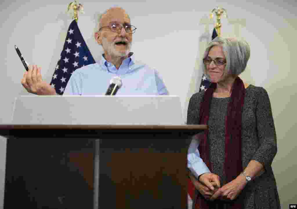El contratista estadounidense Alan Gross  se dispone a comparecer ante la prensa acompañado por su esposa, Judy Gross, en Washington DC, Estados Unidos