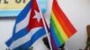 Una bandera cubana y una del orgullo gay en un apartamento en La Habana. REUTERS/Tomas Bravo