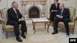 Vladimir Putin (d) y Rex Tillerson (i) en abril de 2012, durante una reunión en Moscú (Rusia).