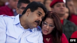 El presidente de Venezuela, Nicolás Maduro (i), acompañado de su esposa Cilia Flores (d)