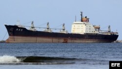 PAN01. COLÓN (PANAMÁ), 27/11/2013.- Fotografía del barco norcoreano Chong Chon Gang anclado el miércoles 27 de noviembre de 2013 en la bahía de la estación aeronaval Almirante Cristóbal Colón, en Colón (Panamá).