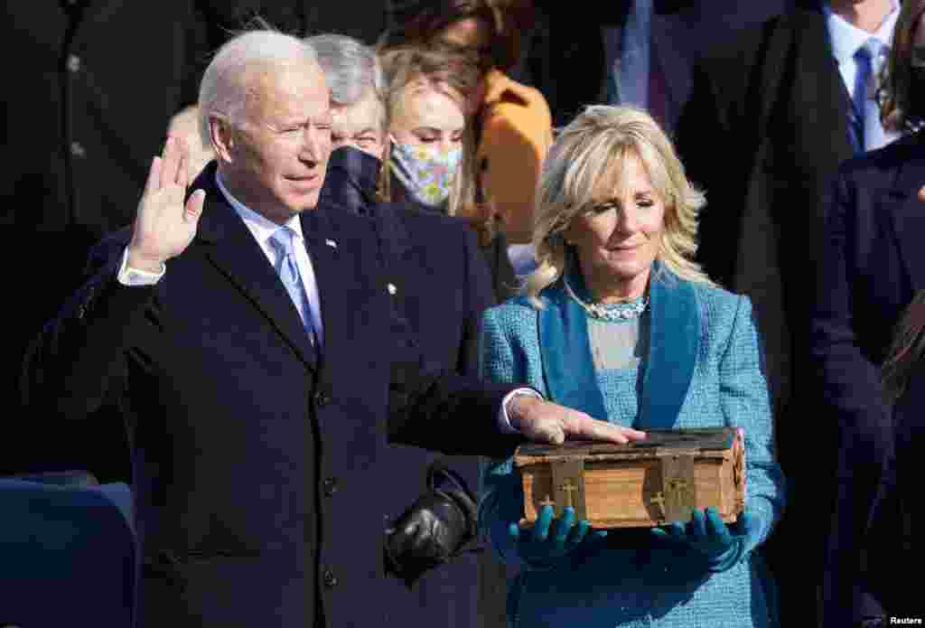 Joe Biden se juramenta como el 46° presidente de los Estados Unidos. REUTERS / Kevin Lamarque