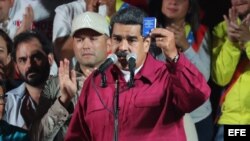 Nicolás Maduro habla a sus seguidores tras proclamarse ganador de las elecciones.