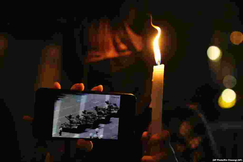 Un miembro del comité que organiza la vigilia anual con velas en Hong Kong por las víctimas de la represión de la Plaza de Tiananmen fue arrestado la madrugada del viernes, en el 32 aniversario.