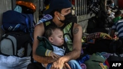 Migrantes venezolanos en una terminal de ómnibus de Medellín, Colombia, a la espera de poder retornar a su país en medio de la pandemia.