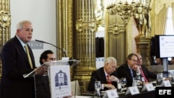 El alcalde de Miami (EEUU), Tomás Pedro Regalado (i), durante la conferencia sobre la presencia hispana en el estado de Florida (EEUU) que ha ofrecido hoy en la Tribuna Iberoamericana, que organiza la Casa de América en Madrid y la Agencia EFE.