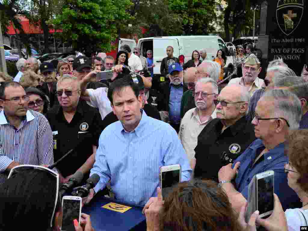 El senador Marco Rubio y miembros de la Brigada 2506 en Miami, el 17 de abril del 2016.
