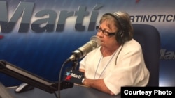 Cary Roque en los estudios de Radio Martí.