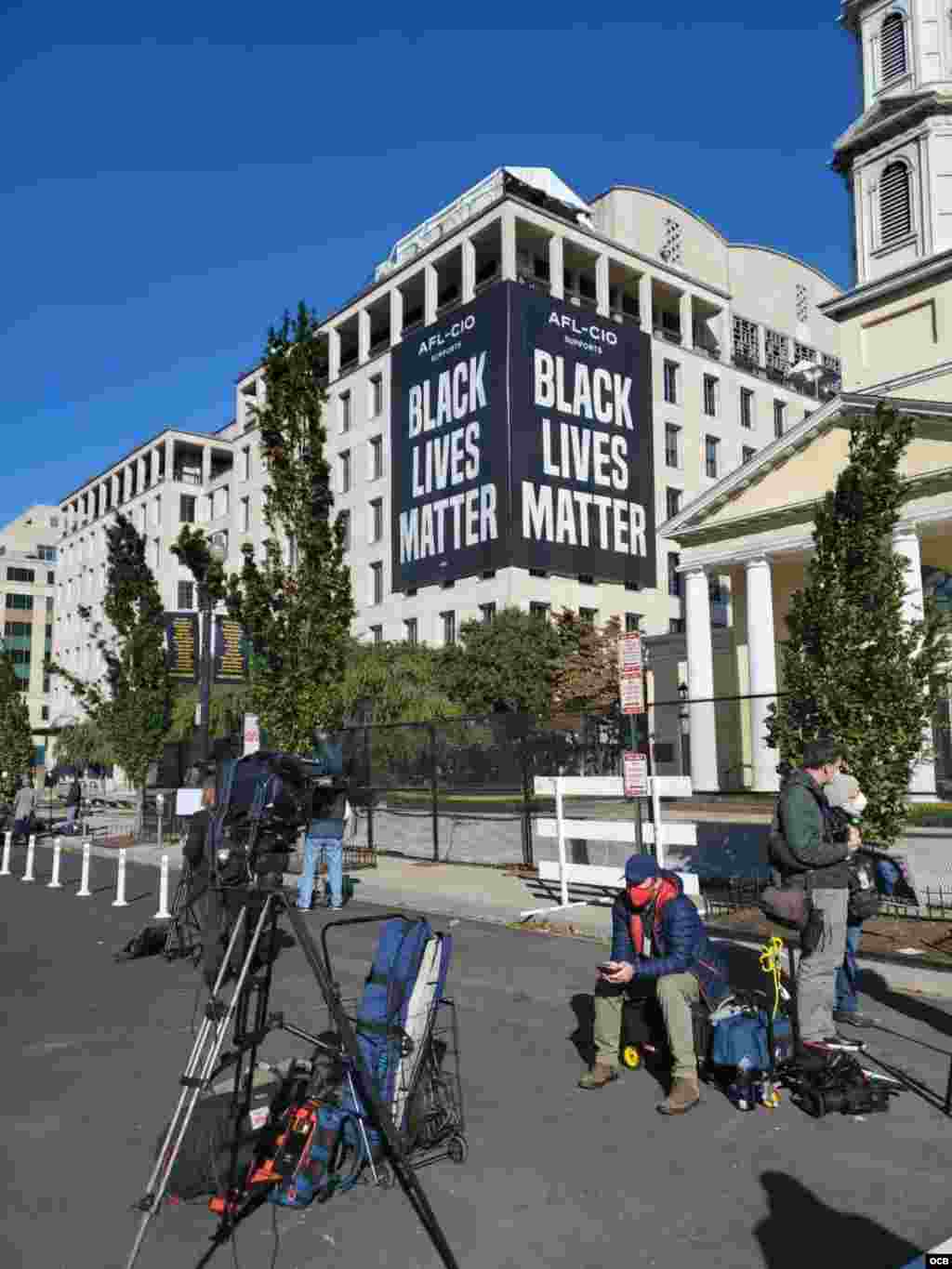 La prensa espera por los eventos a celebrarse el martes 3 de noviembre cerca de la Casa Blanca.