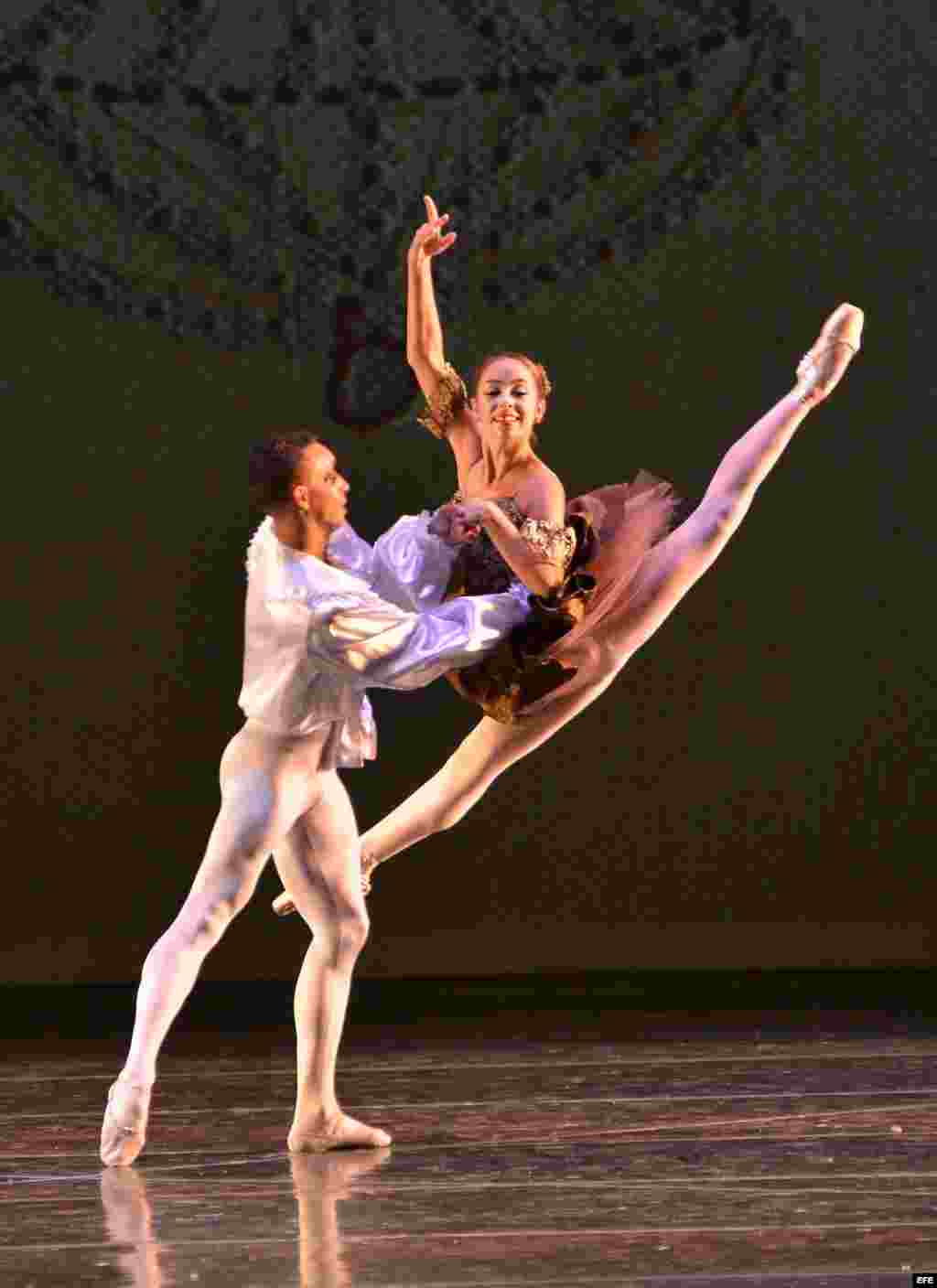 Mónica Gómez (d), una de los ocho bailarines cubanos que se presentaron en Miami, EE UU.