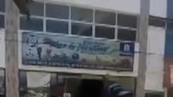 Migrantes cubanos en Turbo, Colombia, rodeados por la policía. Migrantes cubanos en Turbo, Colombia, rodeados por la policía.