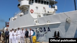 La tripulación del Nancy Foster posó junto a Jeffrey DeLaurentis.