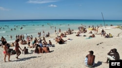 La playa es casi la única opción recreativa en el verano para los cubanos, pero la falta de transporte impide a muchos trasladarse hacia el litoral.