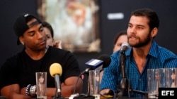 El actor y músico cubano Yotuel Romero (i) y el actor cubano Armando Miguel (d) protagonistas de “El Acompañante”.