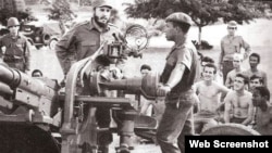 Fidel Castro inspecciona una batería antiaérea durante la crisis de los misiles.