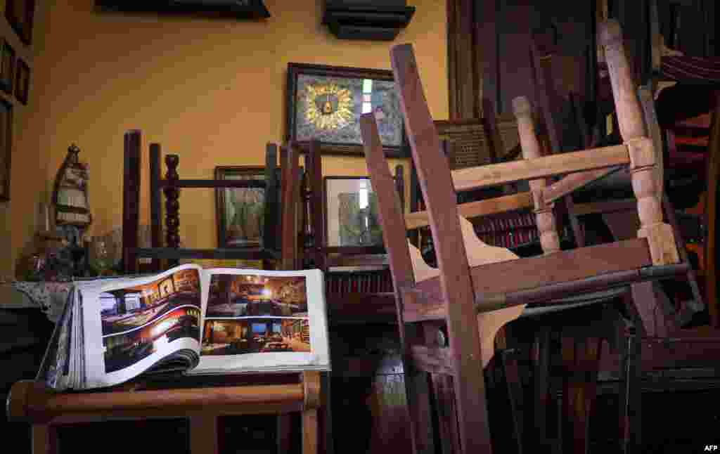 La sillas de la famosa paladar "La Guarida" patas arriba por el coronavirus. ADALBERTO ROQUE / AFP)