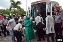 Una sobreviviente del avión Boeing-737 que se estrelló poco después de despegar del aeropuerto José Martí de La Habana (Cuba), es transportada hoy, viernes 18 de mayo de 2018, en el hospital Calixto García de La Habana (Cuba). Tres personas sobrevivieron