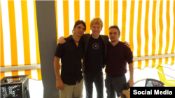 Patrick Collinson (centro) junto a dos emprendedores cubanos en el Foro para empresarios celebrado durante la visista de Obama a Cuba. en