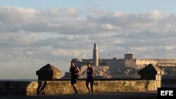 Una pareja corre por el malecón habanero al amanecer de hoy, jueves 18 de diciembre de 2014, en La Habana (Cuba).