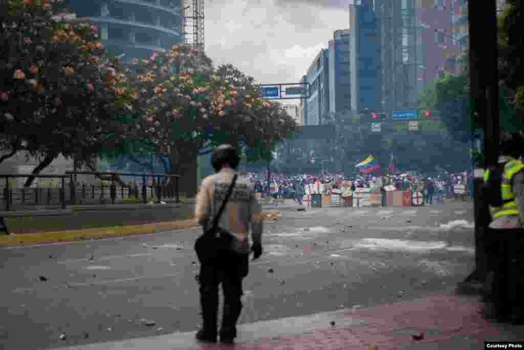 Manifestantes en la avenida Francisco de Miranda se enfrentan a efectivos de la PNB. (Foto: Juan Pablo Arraez)
