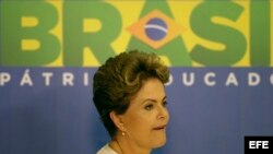 Rousseff se declaró hoy "indignada" frente a la decisión del jefe de los Diputados, Eduardo Cunha, de promover un juicio político en su contra y aseguró que no existe ninguna base jurídica para ello.