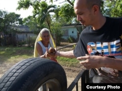 Juan Carlos Hernández Mora, cubano-alemán que regresó a la isla, reparte ayuda a los necesitados en la isla.