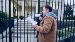 Un grupo de exiliados cubanos colocó un árbol navideño que exhibe imágenes de y fotografías de presos políticos cubanos Un grupo de exiliados cubanos colocó un árbol navideño que exhibe imágenes de y fotografías de presos políticos cubanos