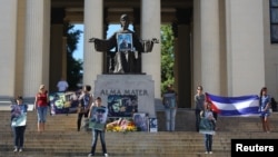 Estudiantes de la Universidad de La Habana rinden tributo al dictador Fidel Castro. REUTERS: Alexandre Meneghini.