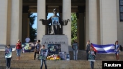 Estudiantes de la Universidad de La Habana rinden tributo al dictador Fidel Castro. REUTERS: Alexandre Meneghini.