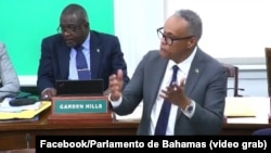 El ministro de Salud de Bahamas, Michael Darville, habla ante el Parlamento, el 16 de junio de 2025.