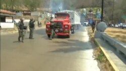 Diputados venezolanos se enfrentan a militares que bloquean paso hacia Colombia Diputados venezolanos se enfrentan a militares que bloquean paso hacia Colombia