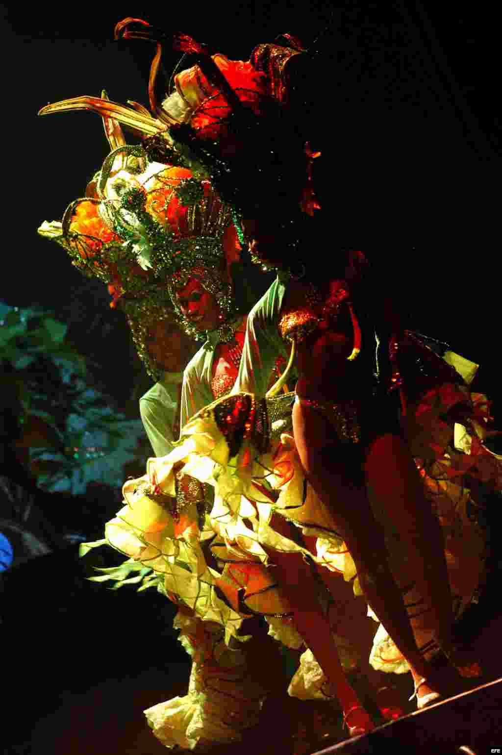 Bailarina muestra sus destrezas durante la presentación del Show Tropicana de Cuba el viernes 28 de octubre de 2005 en el centro de convenciones de la ciudad de Panamá.