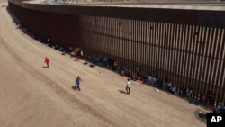 Migrantes en la frontera sur de EEUU.