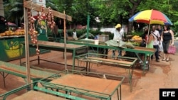 Varias personas recorren un agromercado desabastecido. Foto Archivo