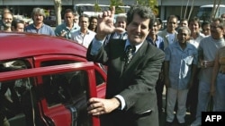 Oswaldo Payá hace la "L" de liberación tras su arribo al aeropuerto Jose Martí de La Habana, el 2 de febrero de 2003, tras un viaje a Europa para recibir el premio Sájarov.