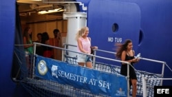 Los opositores Ramón Jiménez, Damaris Moya y José Borges (derecha) durante su visita a Martinoticias este 8 de octubre intercambian saludos con directivos de OCB Natalia Crujeriras y Alberto Pando (segunda y tercero de izquierda a derecha)