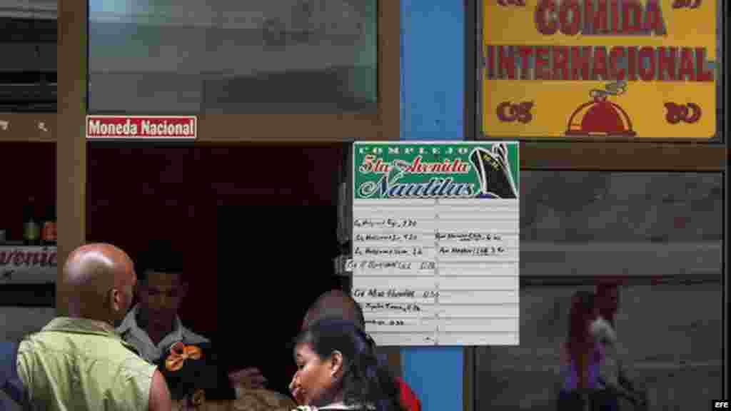 Compradores esperan en una cafetería en La Habana