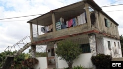 Un hombre camina junto a una casa que se encuentra a la venta hoy, lunes 12 de noviembre de 2012, en La Habana (Cuba). Un año después de que el Gobierno legalizara la compraventa de casas entre particulares, ha surgido en Cuba un nuevo y particular merca